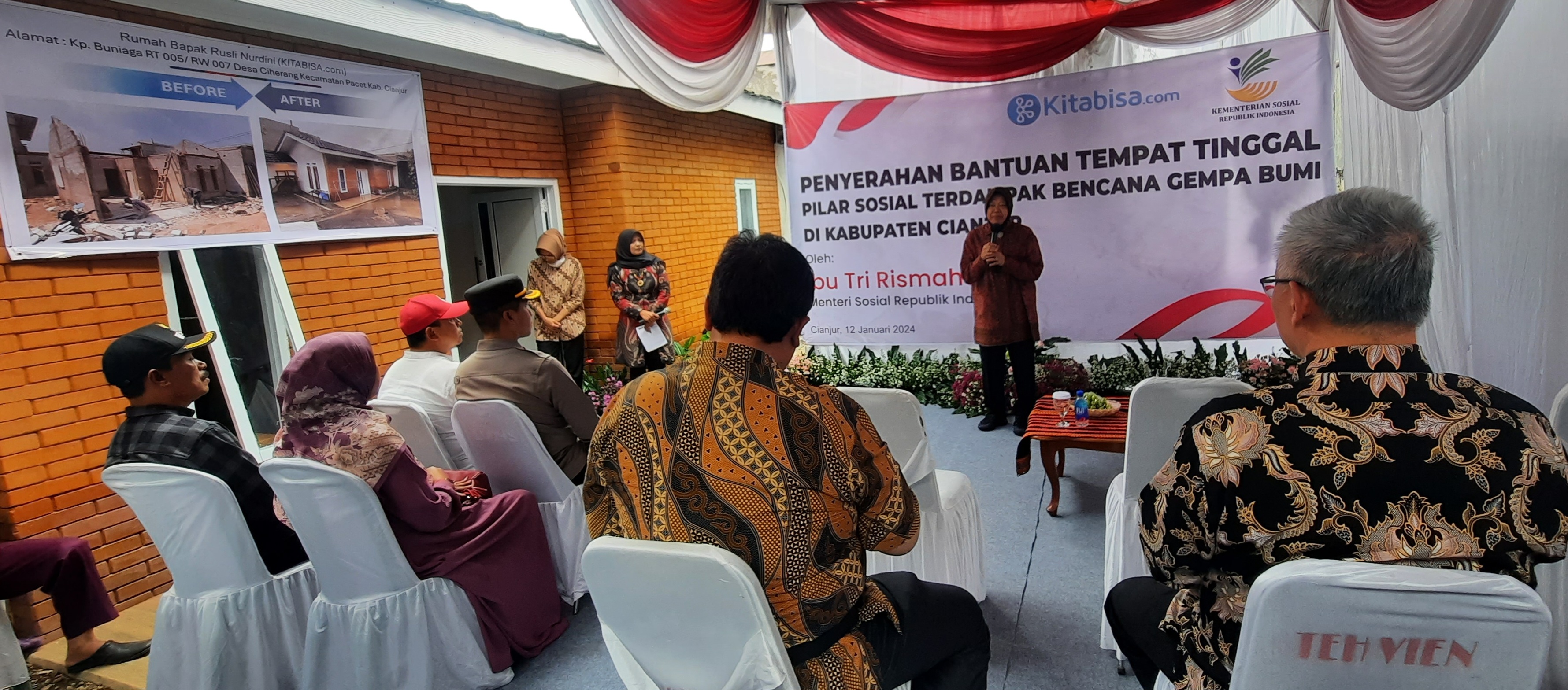 Menteri Sosial Tri Rismaharini saat menyerahkan rumah hasil rehabilitasi pada petugas pendamping sosial. 