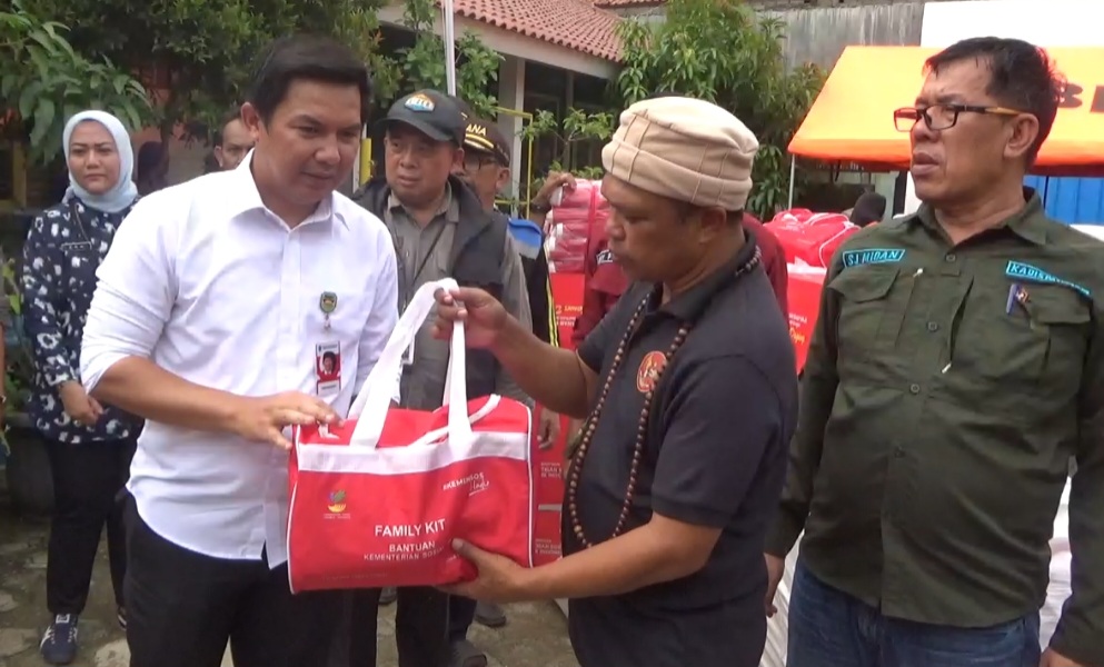  Sekretaris Daerah Kabupaten Purwakarta Norman Nugraha menyerahkan bantuan pada pengungsi terdampak tanah longsor