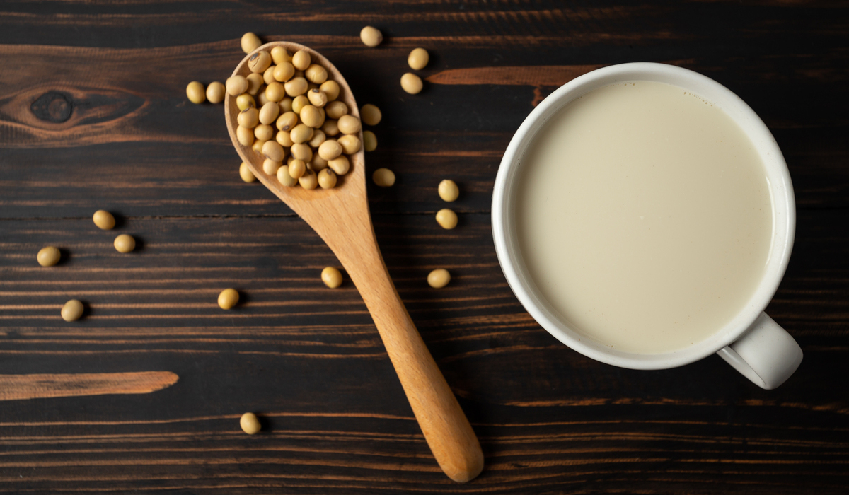 Ilustrasi kacang kedelai dan susu kedelai.