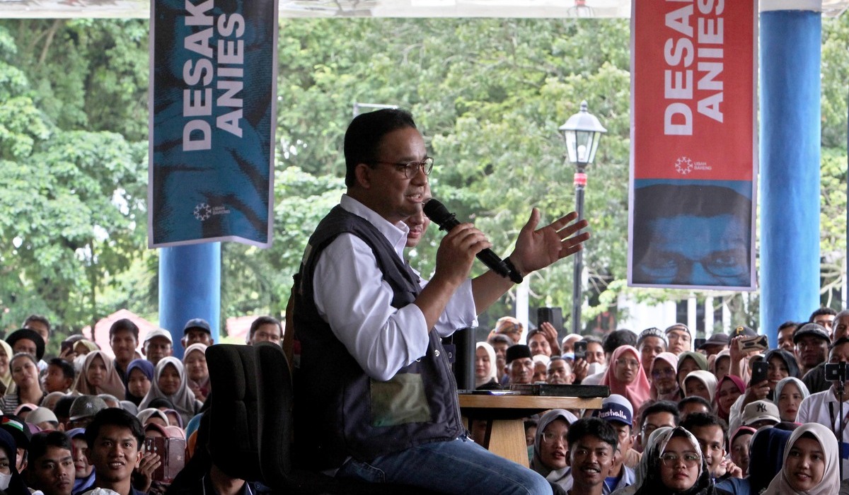 Anies Rasyied Baswedan dalam Kegiatan kampanye 'Desak Anies' di Batu Sangkar, Sumatra Barat, 3 Januari 2024.