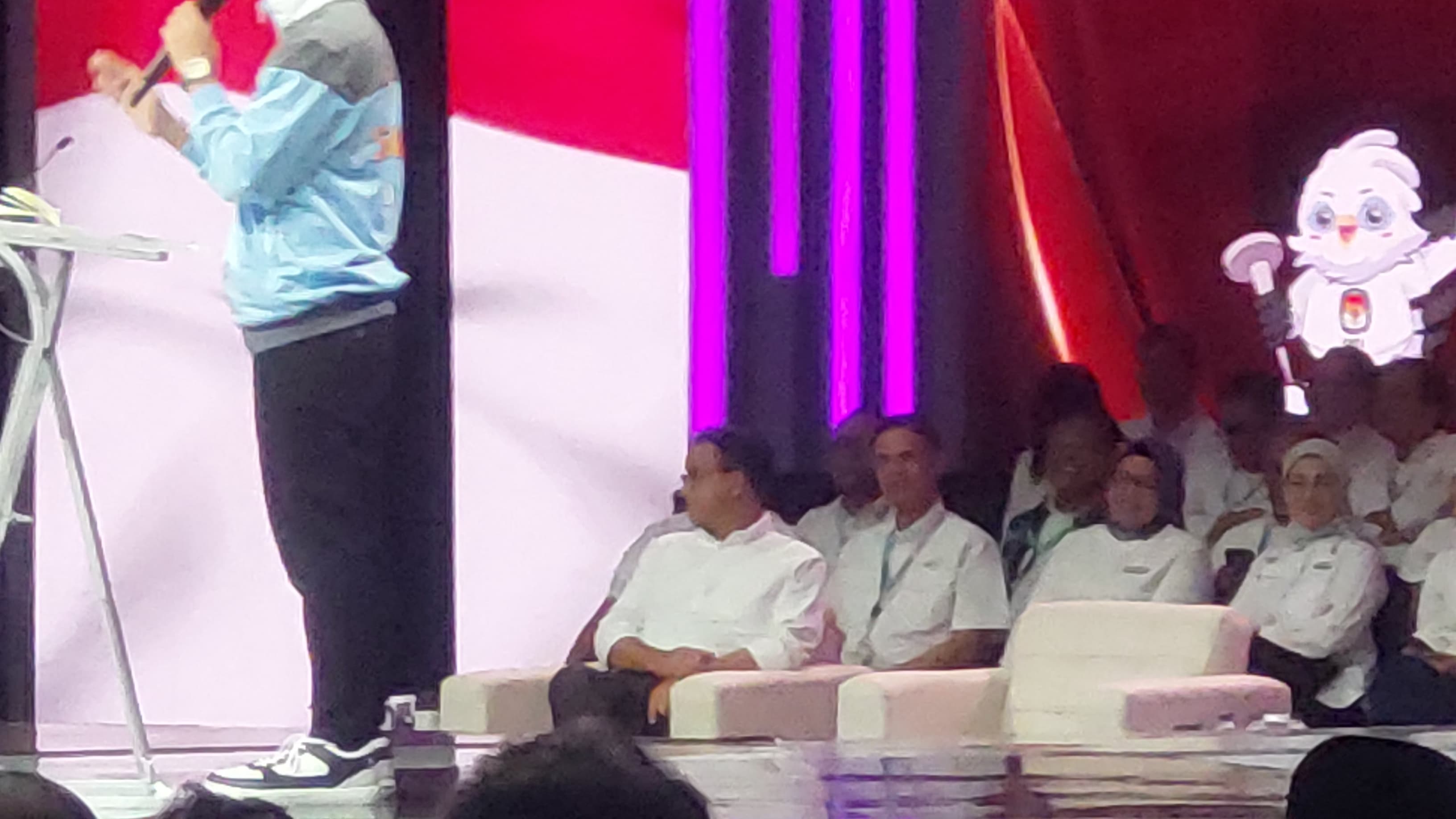 Disindir Gibran soal botol plastik Anies Baswedan terlihat menengok kanan dan kiri saat debat berlangsung