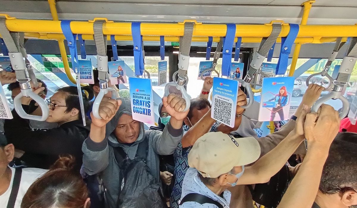Penumpang bus TransJakarta