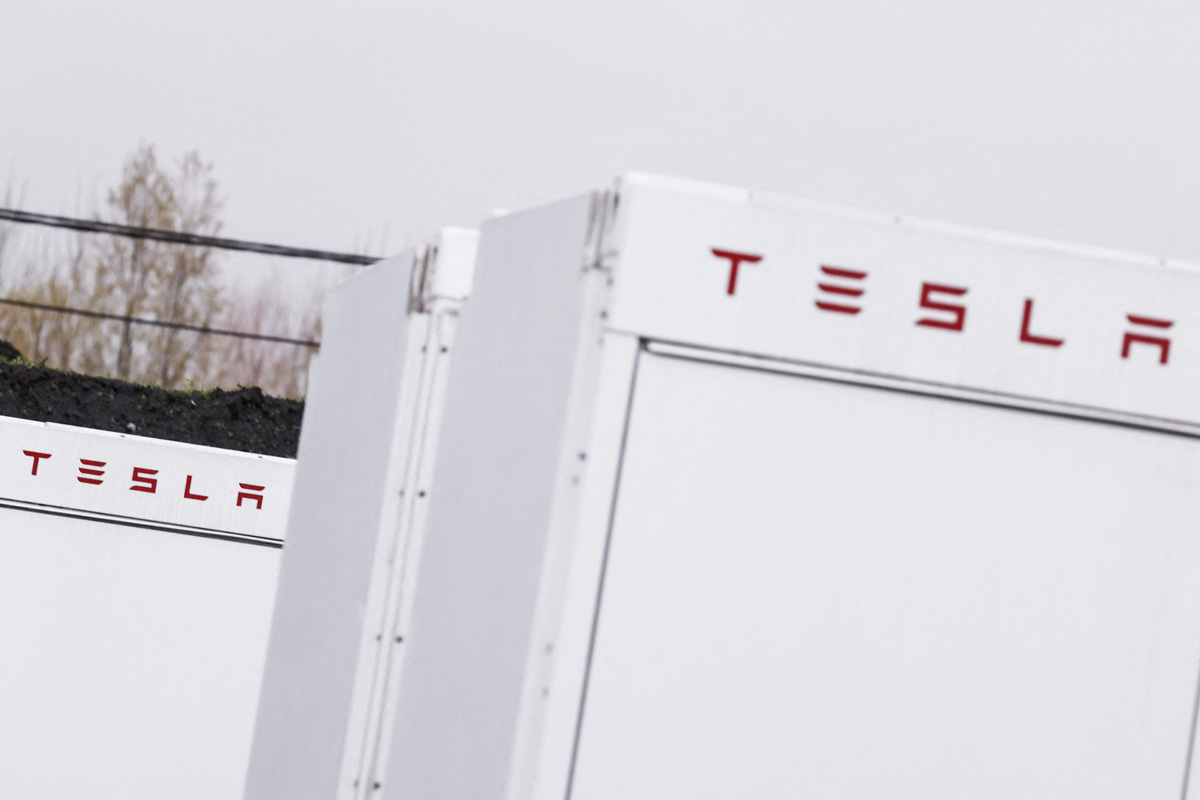 Tesla Melihat Perlambatan Pertumbuhan Volume di Tahun 2024 