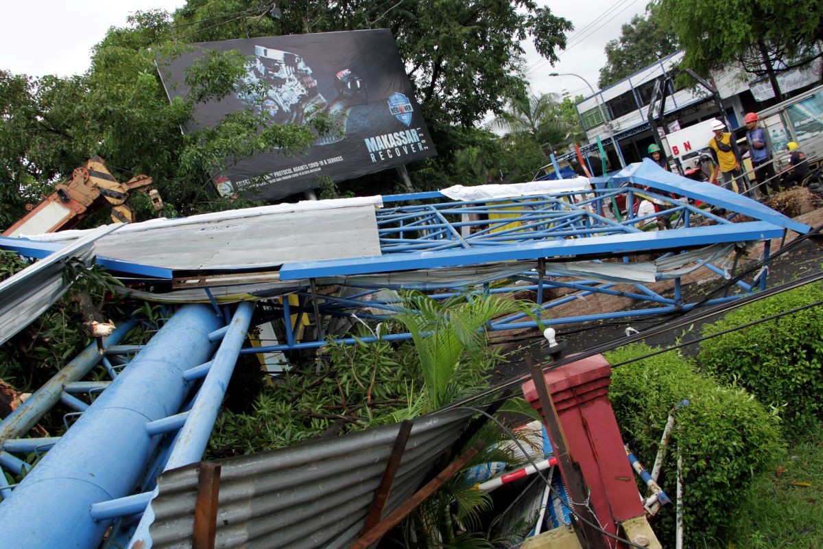 Papam reklame roboh karena terkena angin kencang.