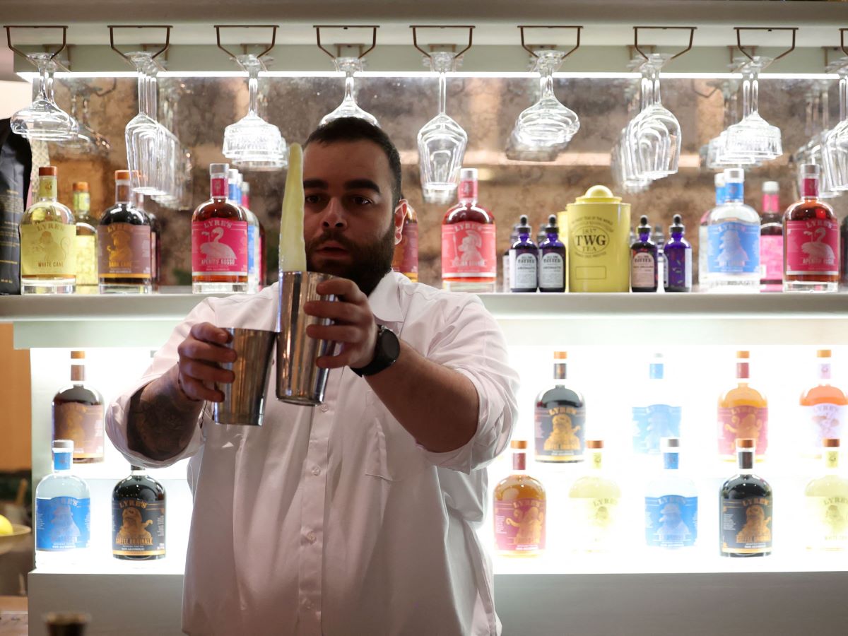 Bartender Libanon Hadi Ghassan menyiapkan minuman di Meraki Riyadh, bar yang menawarkan bellini dan spritze nonalkohol.