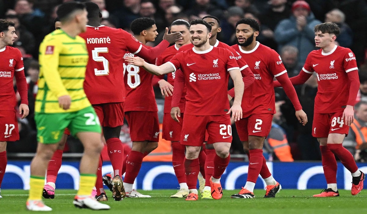 Penyerang Liverpool Diogo Jota melakukan selebrasi ucai mencetak gol ke gawang Norwich City di laga Piala FA.