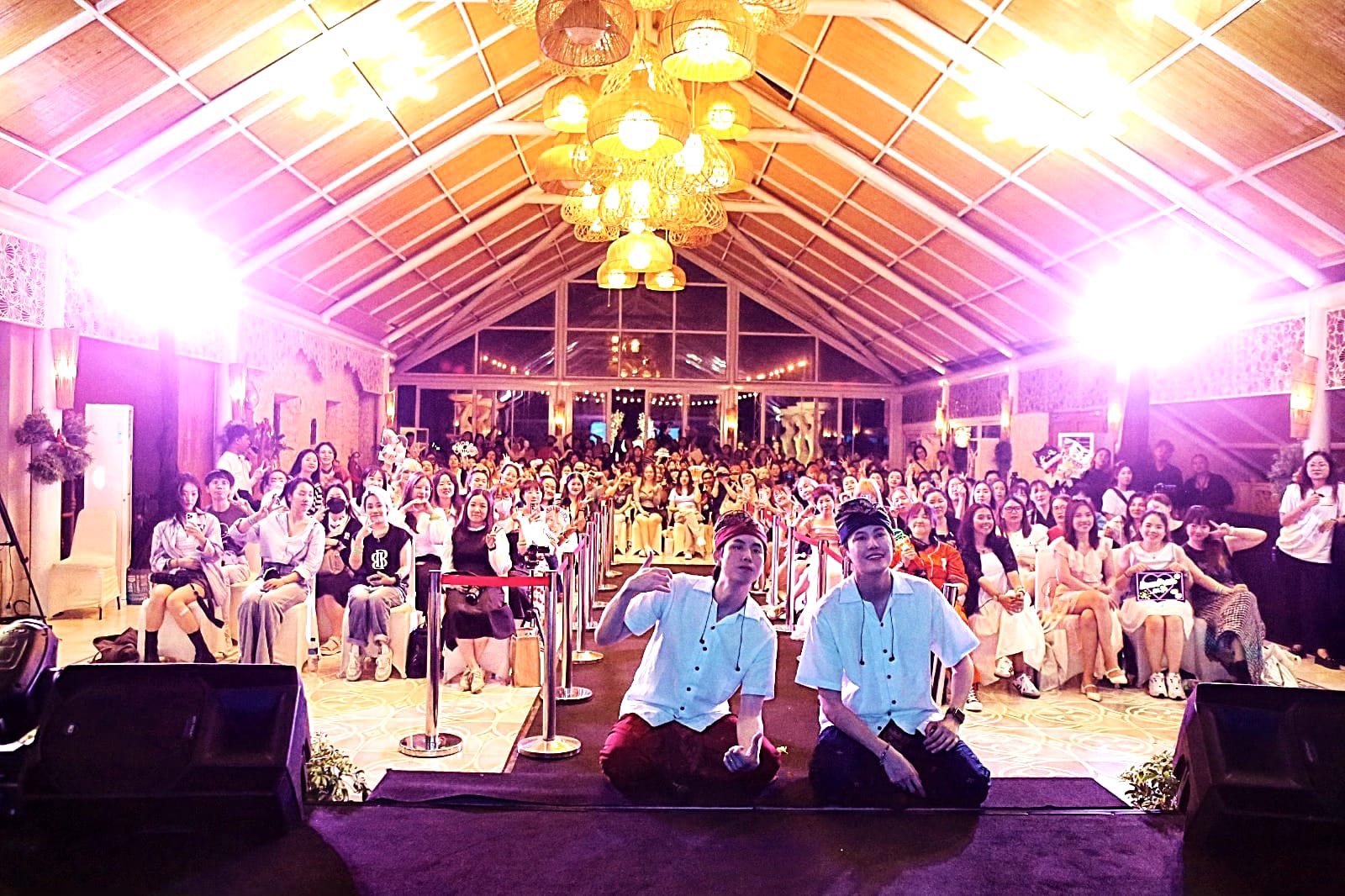 Dua aktor Thailand, Boun Noppanut Guntachai dan Prem Warut Chawallitrujiwong, yang menghadiri Fan Meeting di Bali.