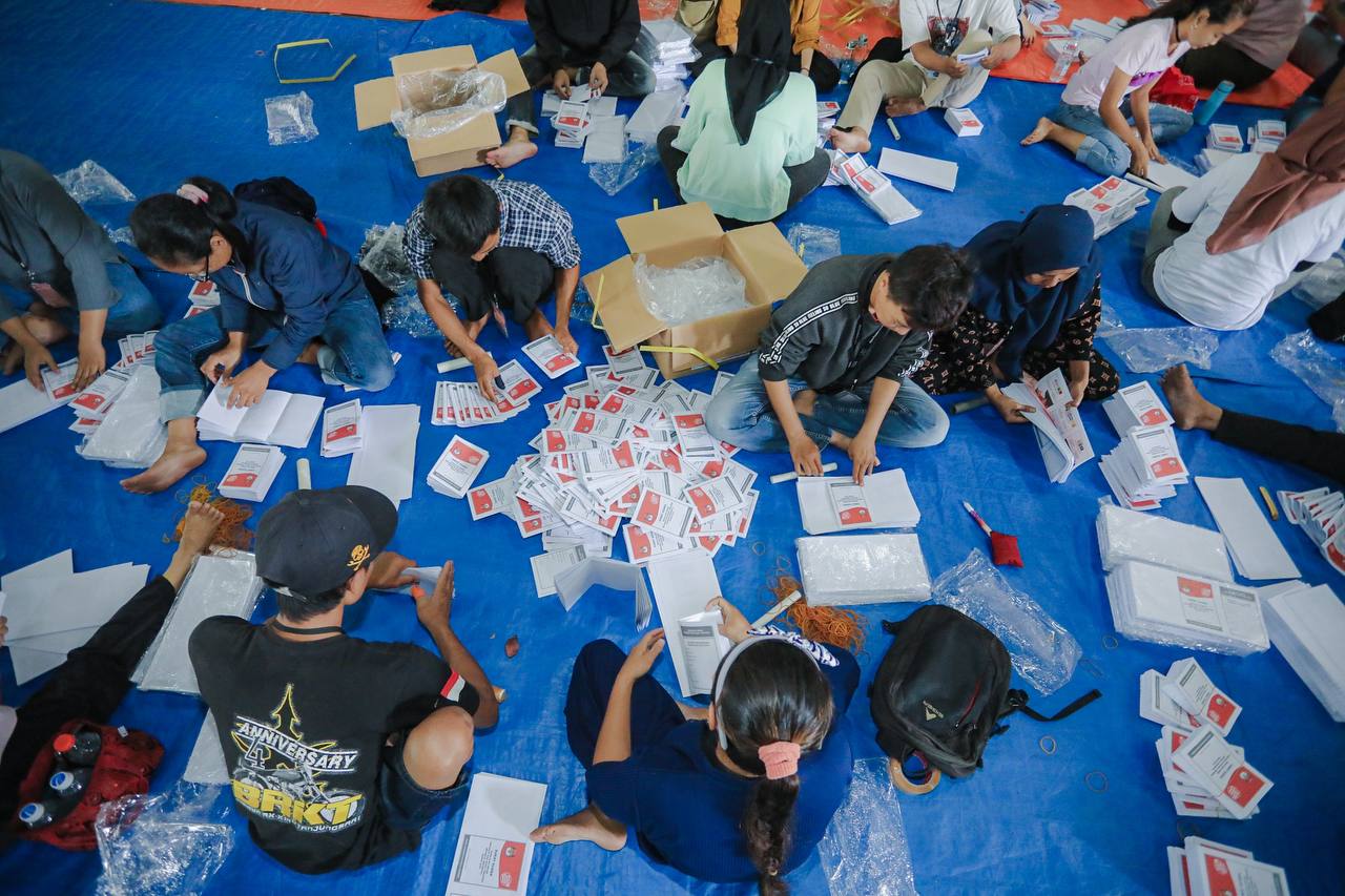 Sejumlah petugas melakukan proses sortir dan lipat surat suara
