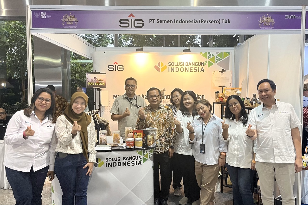 Direktur Utama SIG, Donny Arsal mengunjungi stan produk UMKM binaan anak usaha SIG pada perayaan Natal bersama Kementerian BUMN dan BUMN.