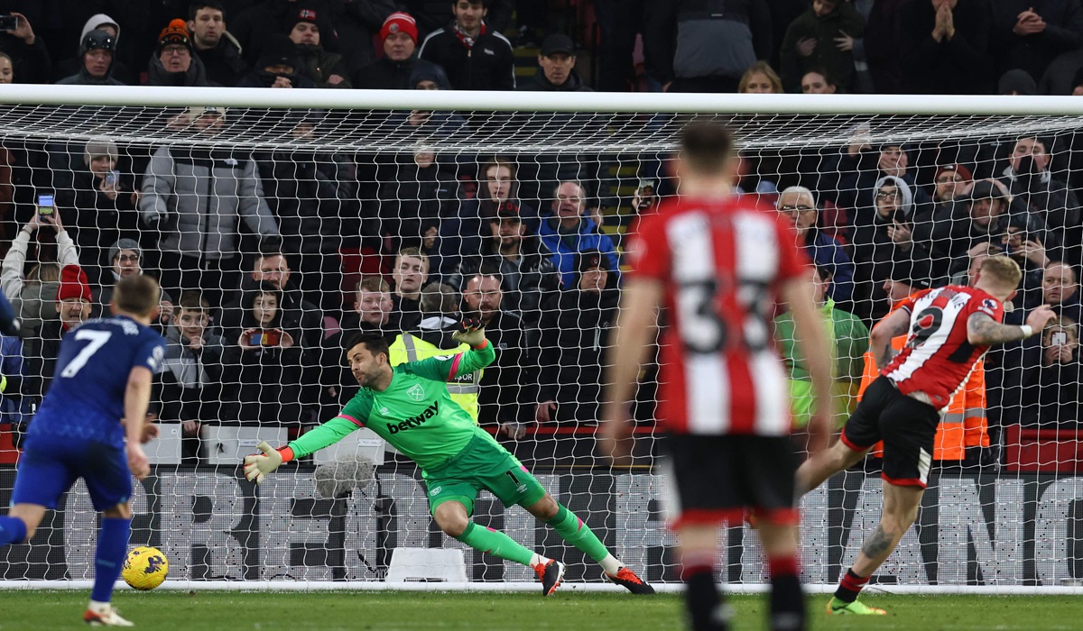 Penyerang Sheffield United Oli McBurnie melesakkan eksekusi penalti ke gawang West Ham United di laga Liga Primer Inggris.