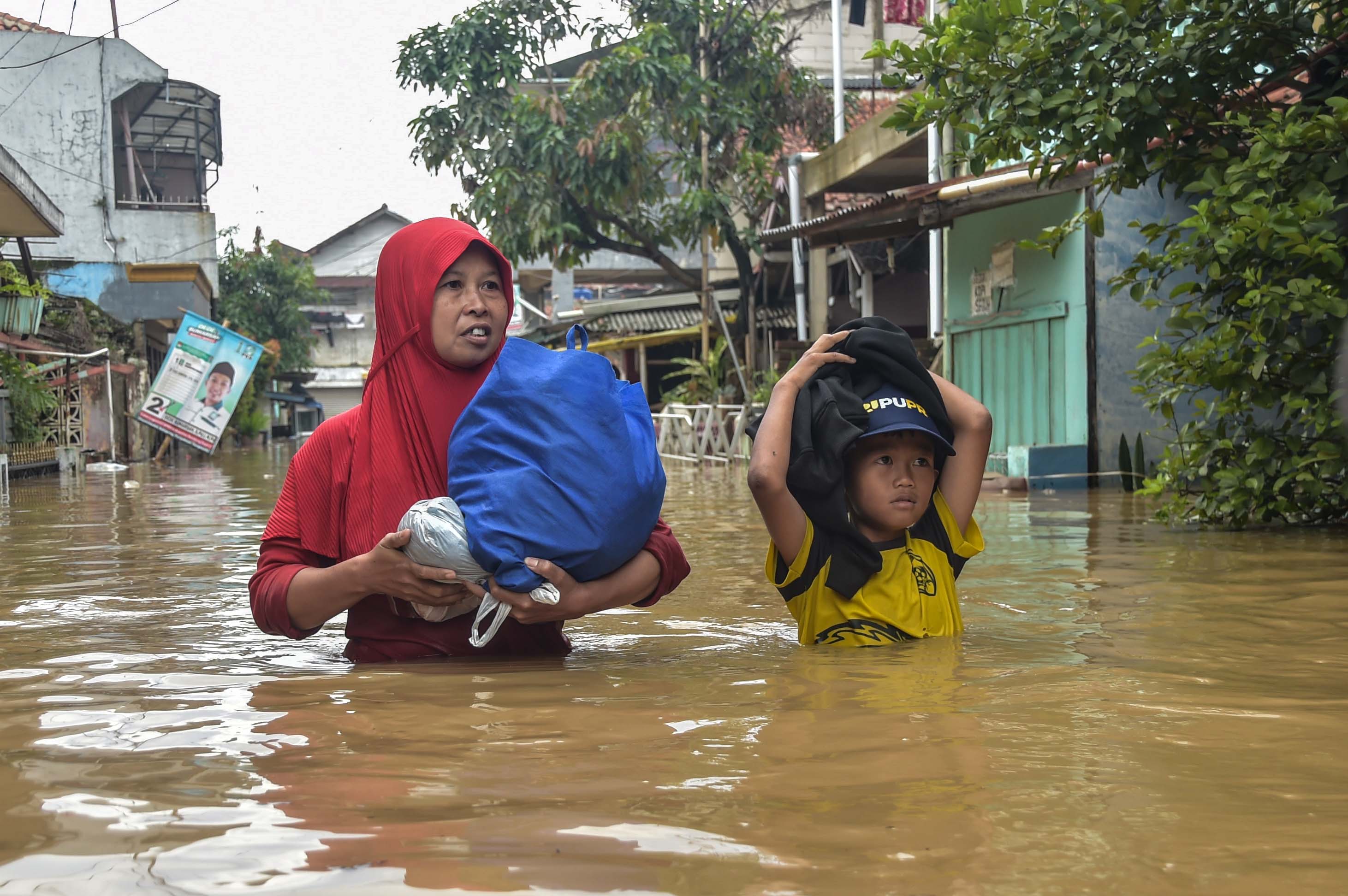 Warga Dayeuhkolot harus mengungsi karena banjir mengepung daerah itu. 