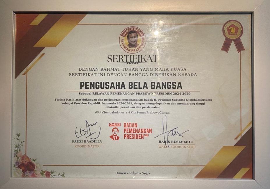 Acara peenyerahkan sertifikat relawan. 