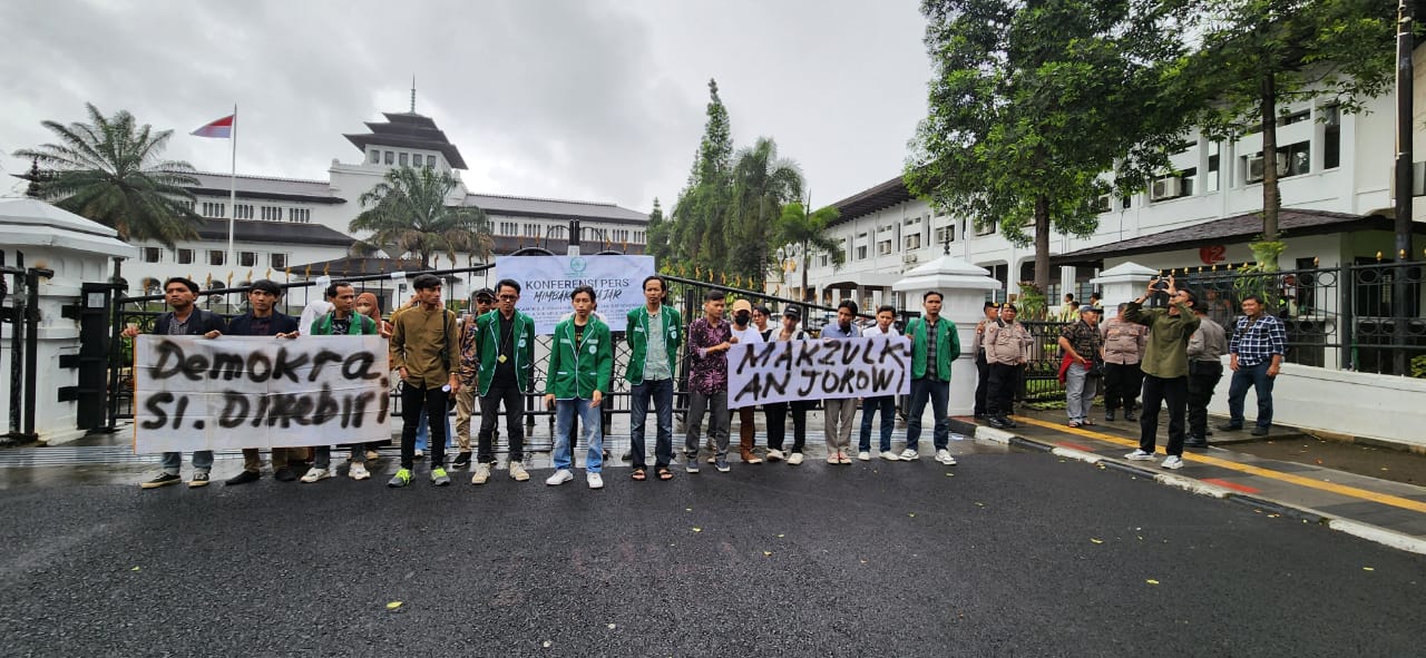 30 Ketua BEM berkumpul di depan Gedung Sate Jawa Barat ajak masyarakat jaga demokrasi