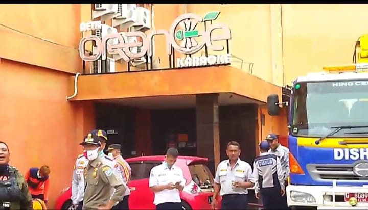 Bagian depan Gedung Karaoke News Orange di Jl. Veteran Kota Tegal, yang terbakar dan menewaskan 6 pemandu lagu. 