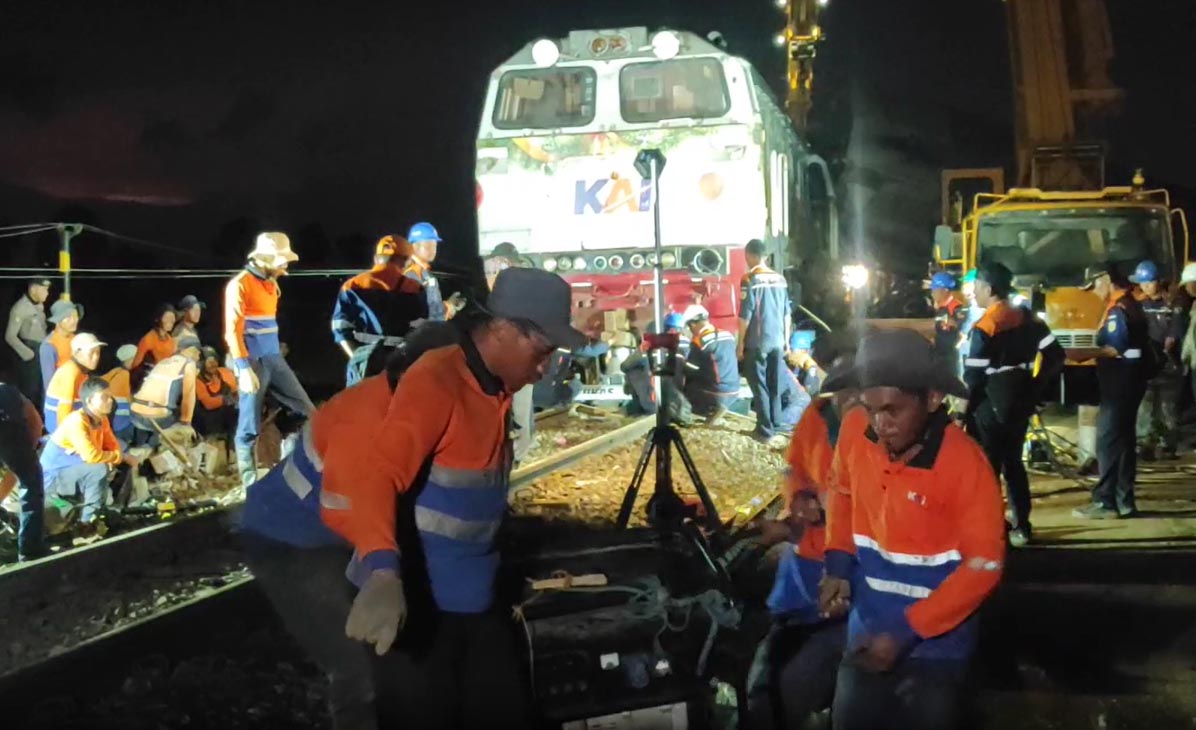 Petugas berhasil mengevakuasi lokomotif KA Turangangga dan lokomotif commuter line Bandung Raya (Baraya) tengah malam
