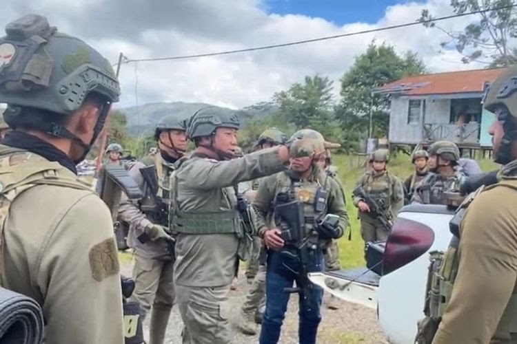 Pasukan Satgas Damai Cartenz Polri di Papua