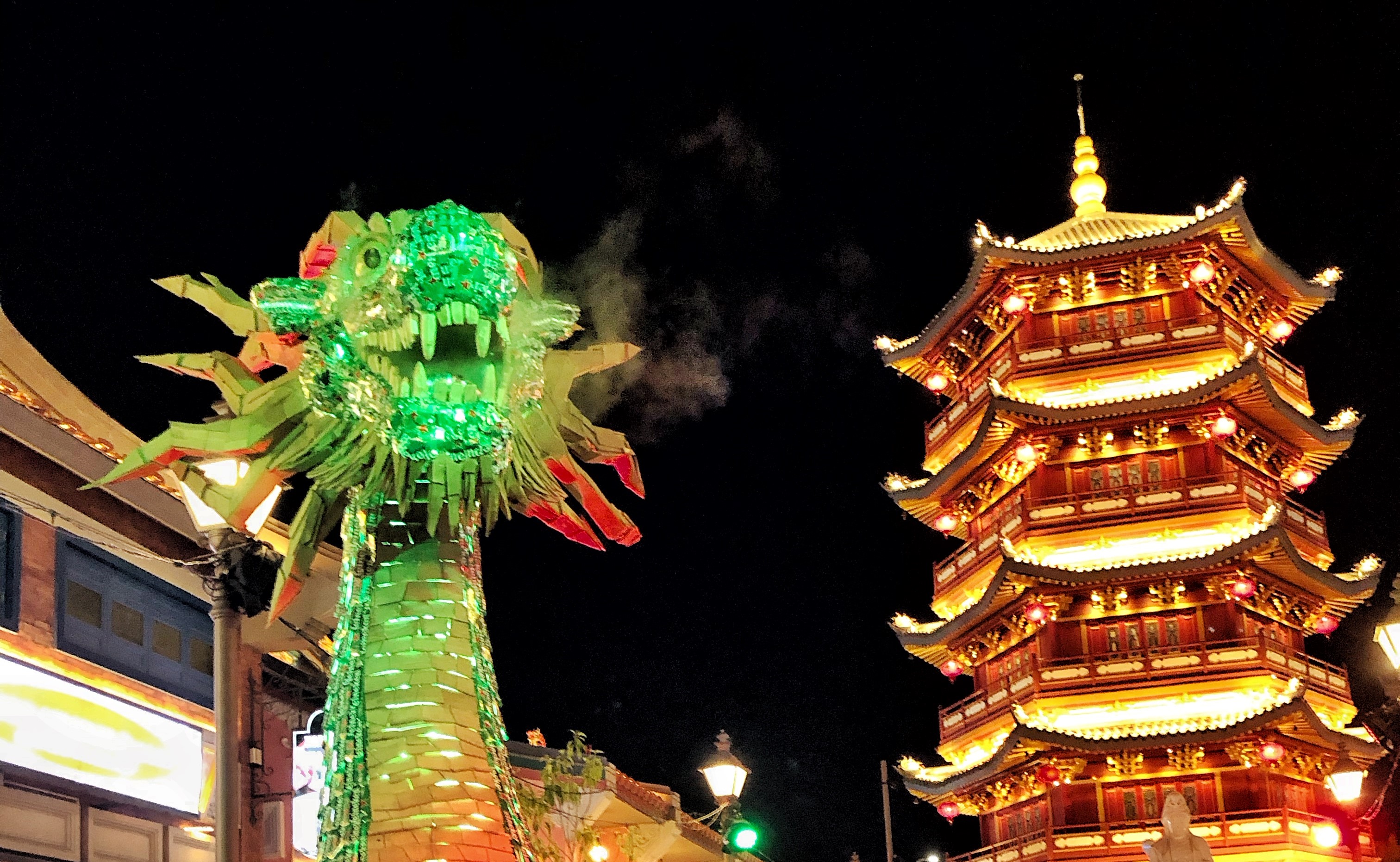 Ikon naga karya seniman Dimas Judhi Saputra yang berasal dari 8.800 kaleng bekas minuman. 