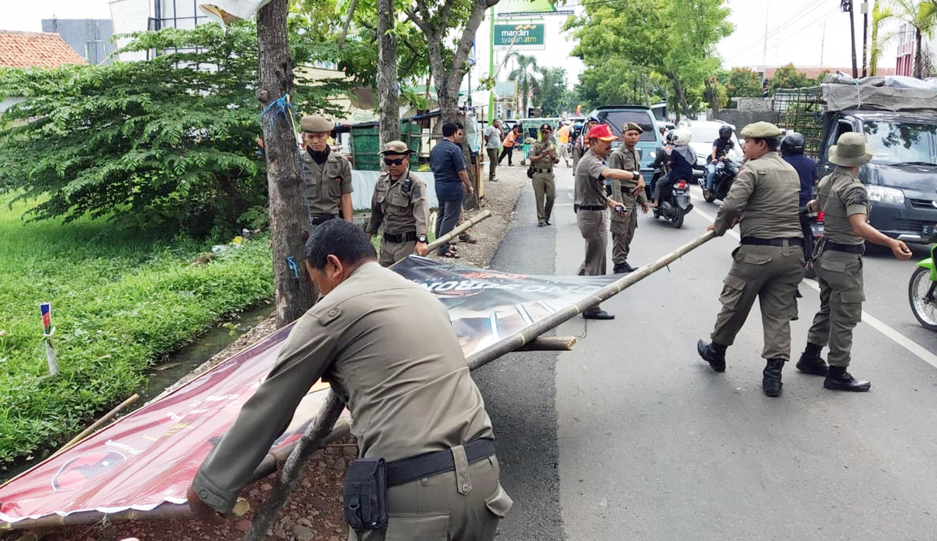 Penertiban alat peraga kampanye di Kabupaten Cirebon
