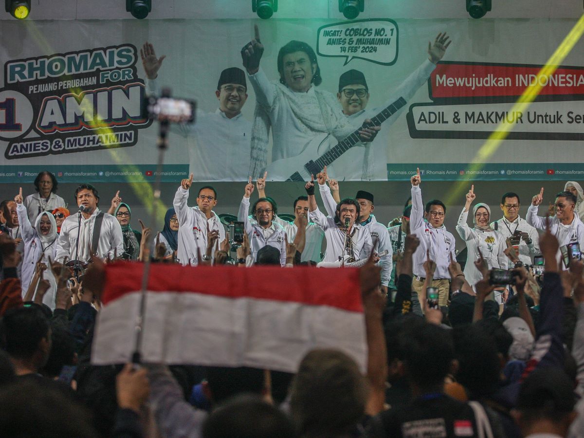 Anies Baswedan dan Muhaimin Iskandar berjoget bersama dengan Raja Dangdut Rhoma Irama di JIExpo, Kemayoran, Jakarta, Senin (29/01/2024).