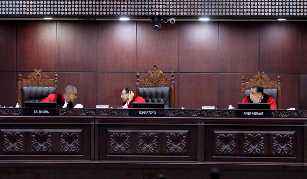 Ilustrasi: Ketua Mahkamah Konstitusi (MK) Suhartoyo (tengah) memimpin sidang pembacaan putusan uji materiil UU Pemilu di Jakarta