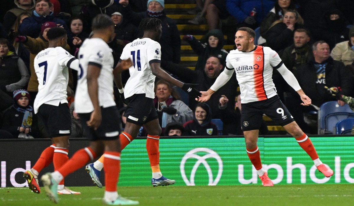 Penyerang Luton Town Carlton Morris (kanan) melakukan selebrasi usai mencetak gol ke gawang Burnley di laga Liga Primer Inggris.