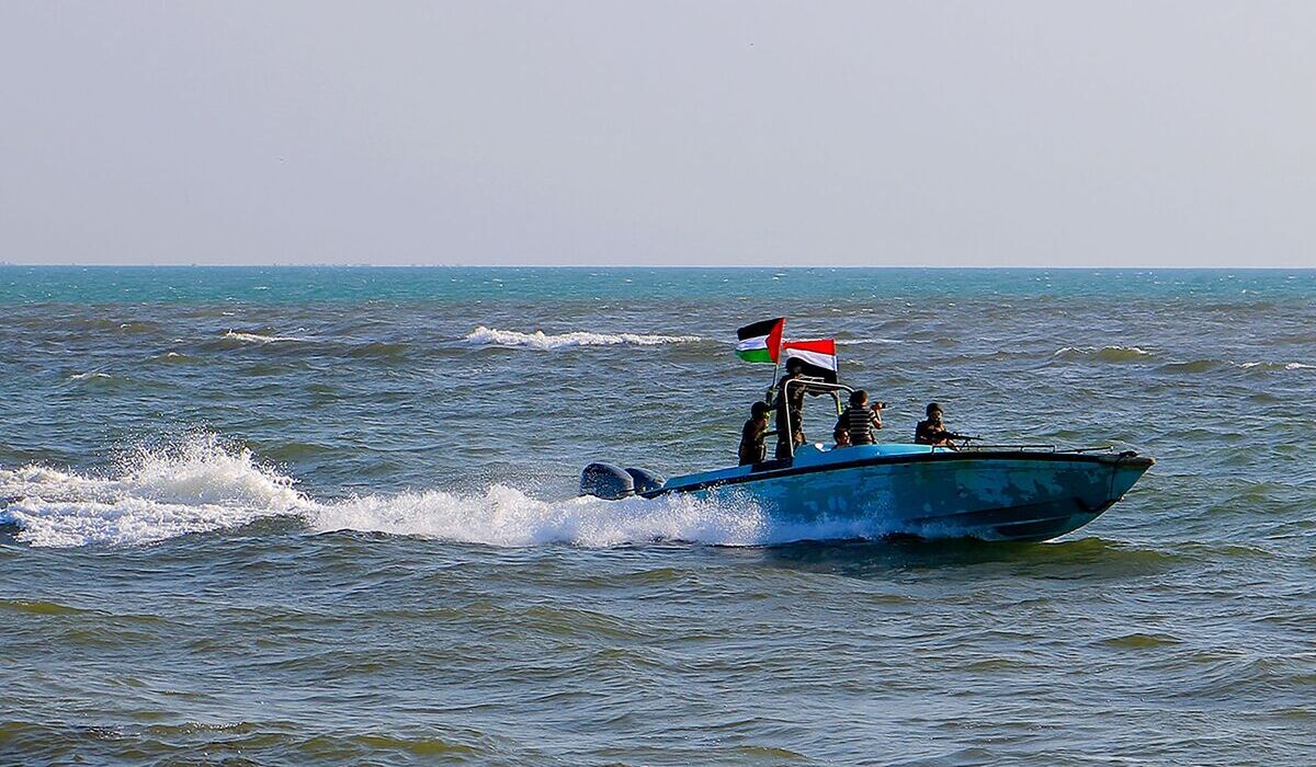Kapal pasukan keamanan laut Yaman yang dibawahi Houthi tengah berpatroli di Laut Merah.