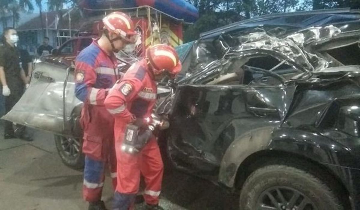 Mobil Fortuner Tabrak Truk di Tol Jagorawi, 2 Orang Tewas