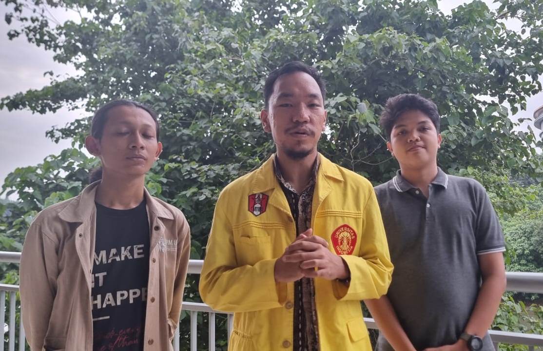 Ketua Dewan Perwakilan Mahasiswa Universitas Indonesia (UI) 2023 Bonanza Sitorus (tengah).