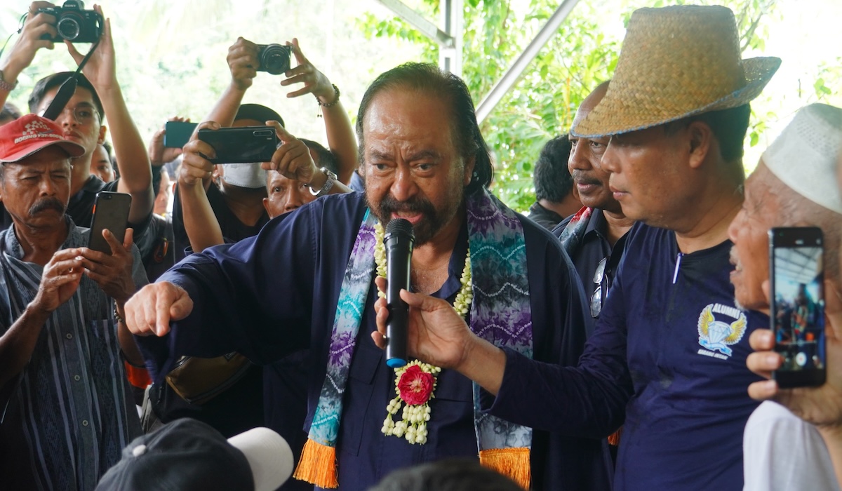 Surya Paloh membagikan 10 ton pakan ikan di Banjar, Kalsel