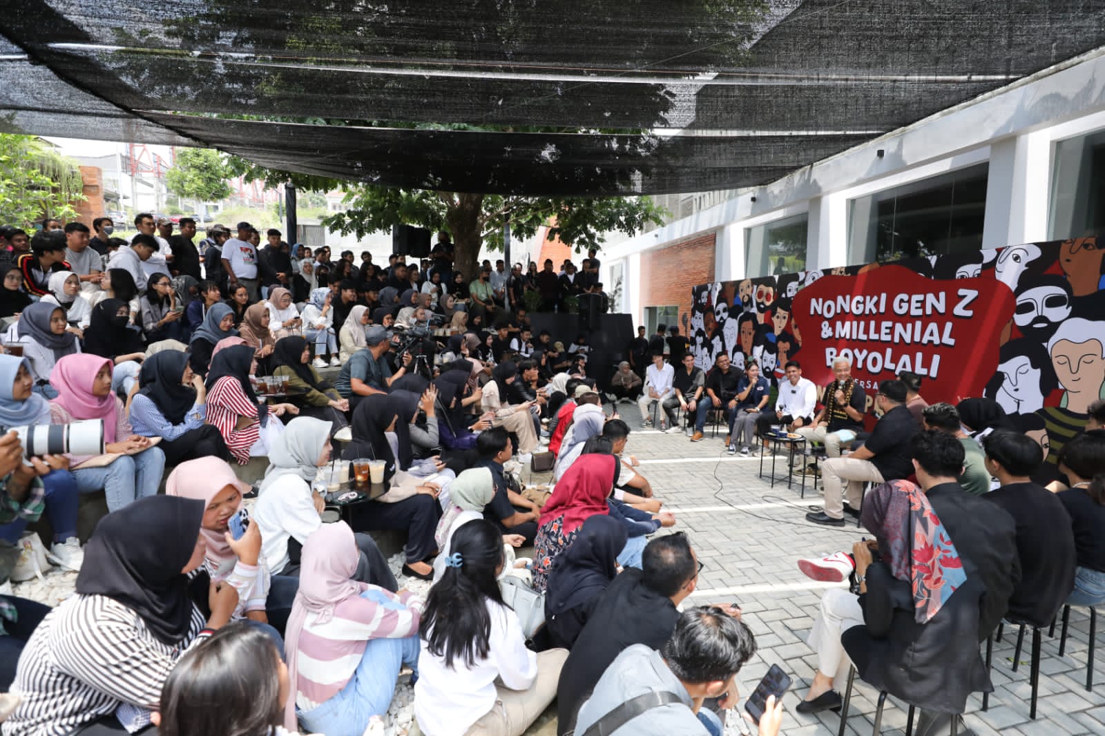 Ganjar Pranowo berdialog dengan anak muda kalangan gen z dan milennial