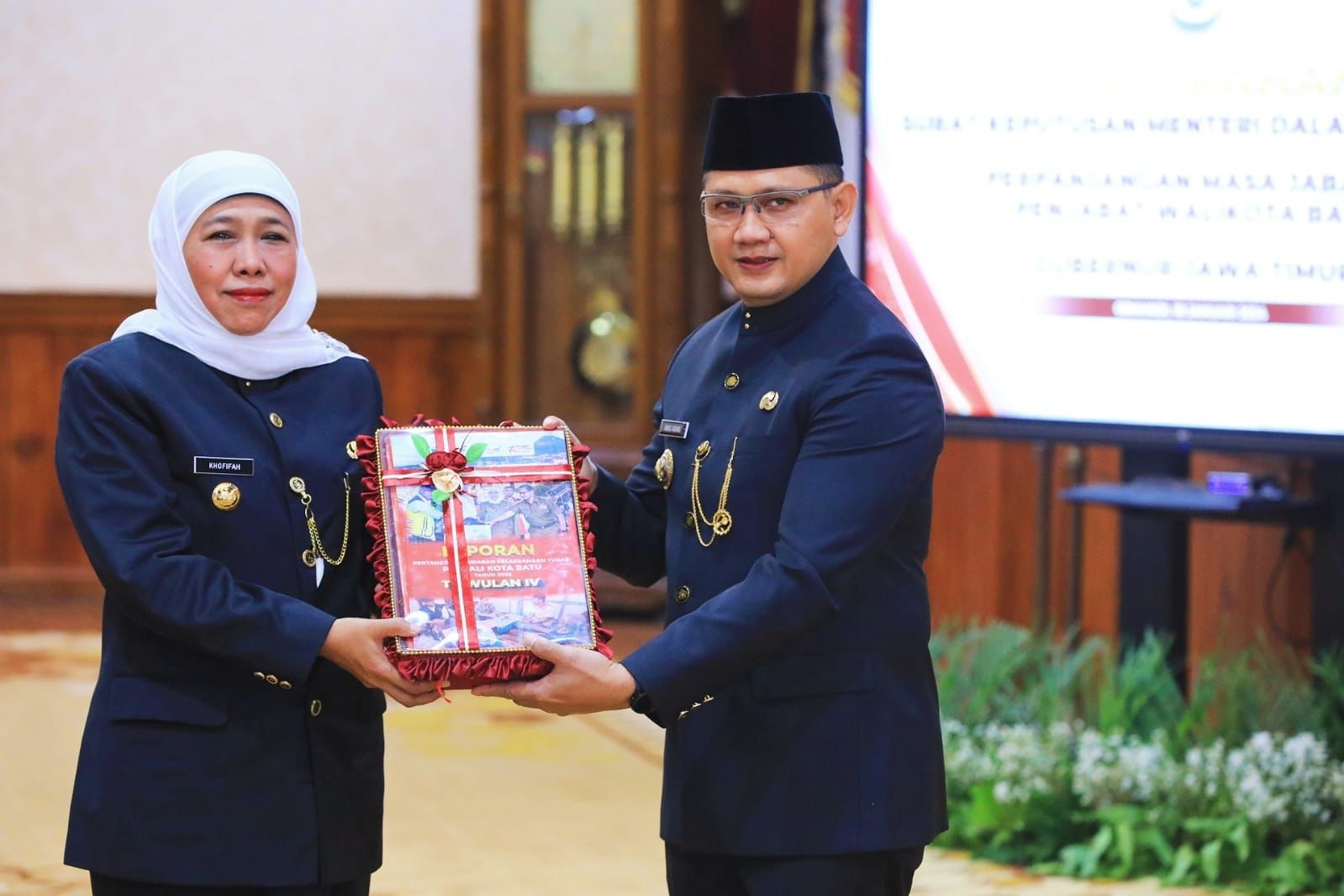 Gubernur Jatim Khofifah Indar Parawansa menyerahkan SK Mendari kepada Aries Agung Paewai sebagai Pj Walikota Batu 