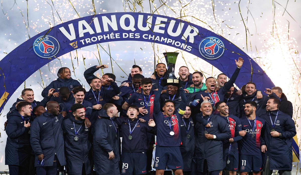 Para pemain PSG melakukan selebrasi usai menjadi juara Trophee des Champions
