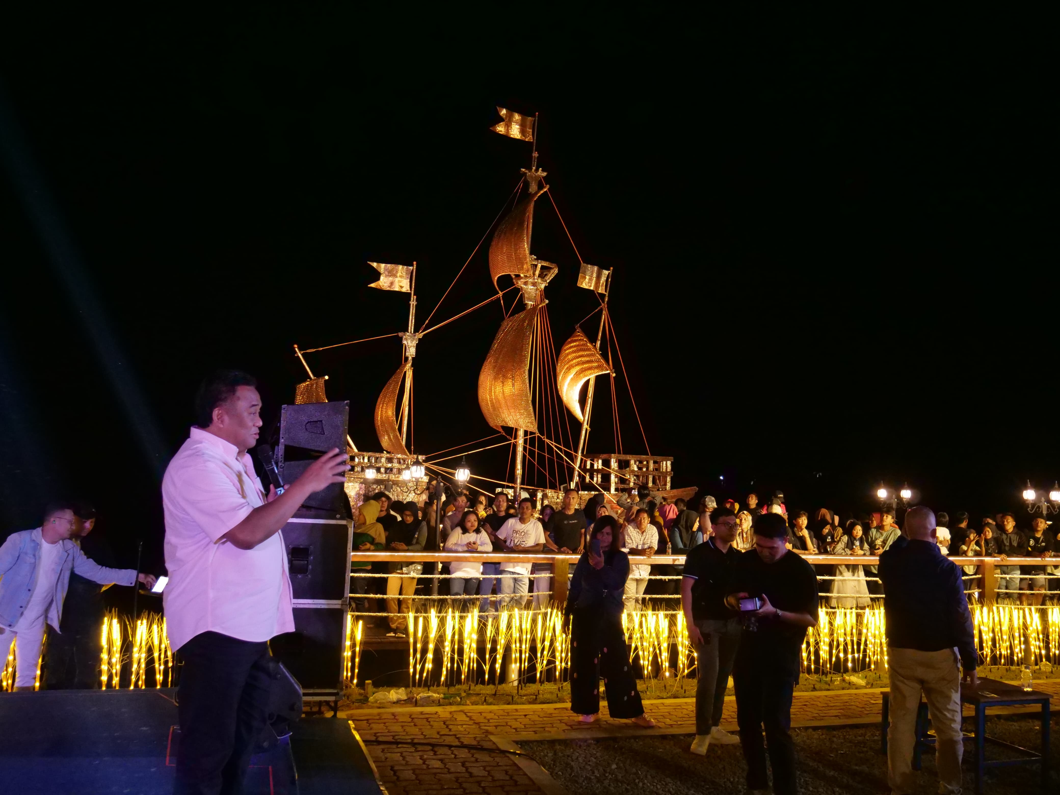 Wakil Ketua DPR RI Rachmat Gobel saat peluncuran kapal tembaga di Danau Perintis, Gorontalo, Selasa (23/1).