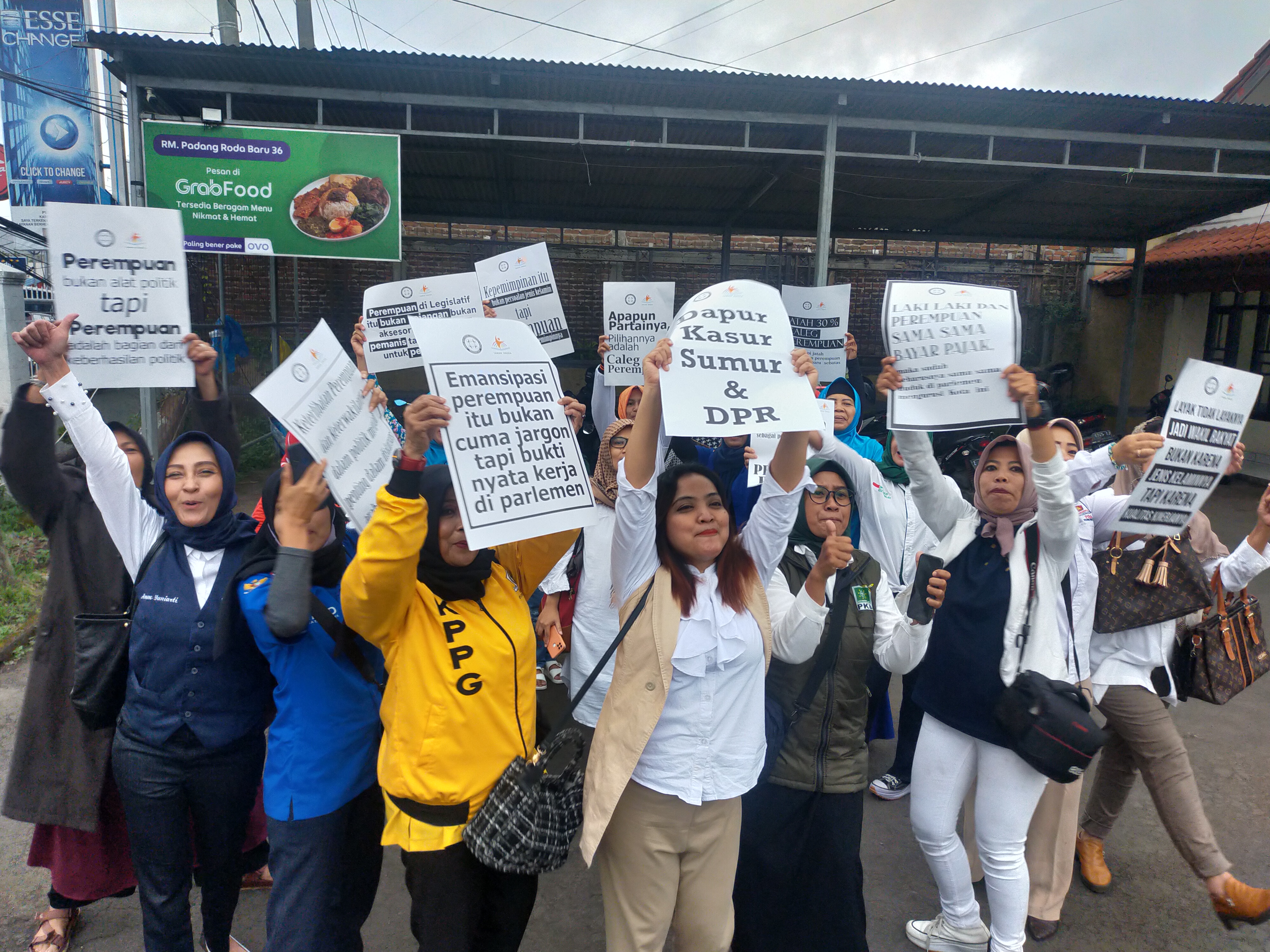 Forum silaturahmi perempuan politik Tasikmalaya menyarakan agar kursi legislatif pada Pemilu 2024 meningkat mencapai 30 persen.