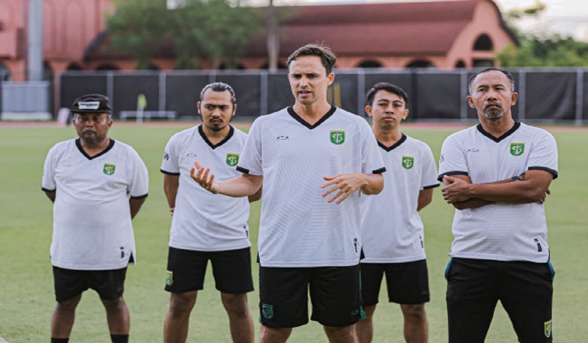 Pelatih Paul Munster memimpin latihan Persebaya Surabaya