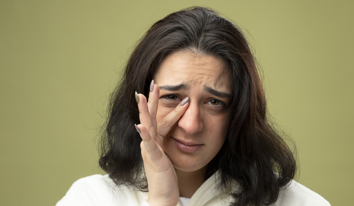 Ilustrasi seorang wanita dengan kondisi Xanthelasma akibat kolesterol tinggi.