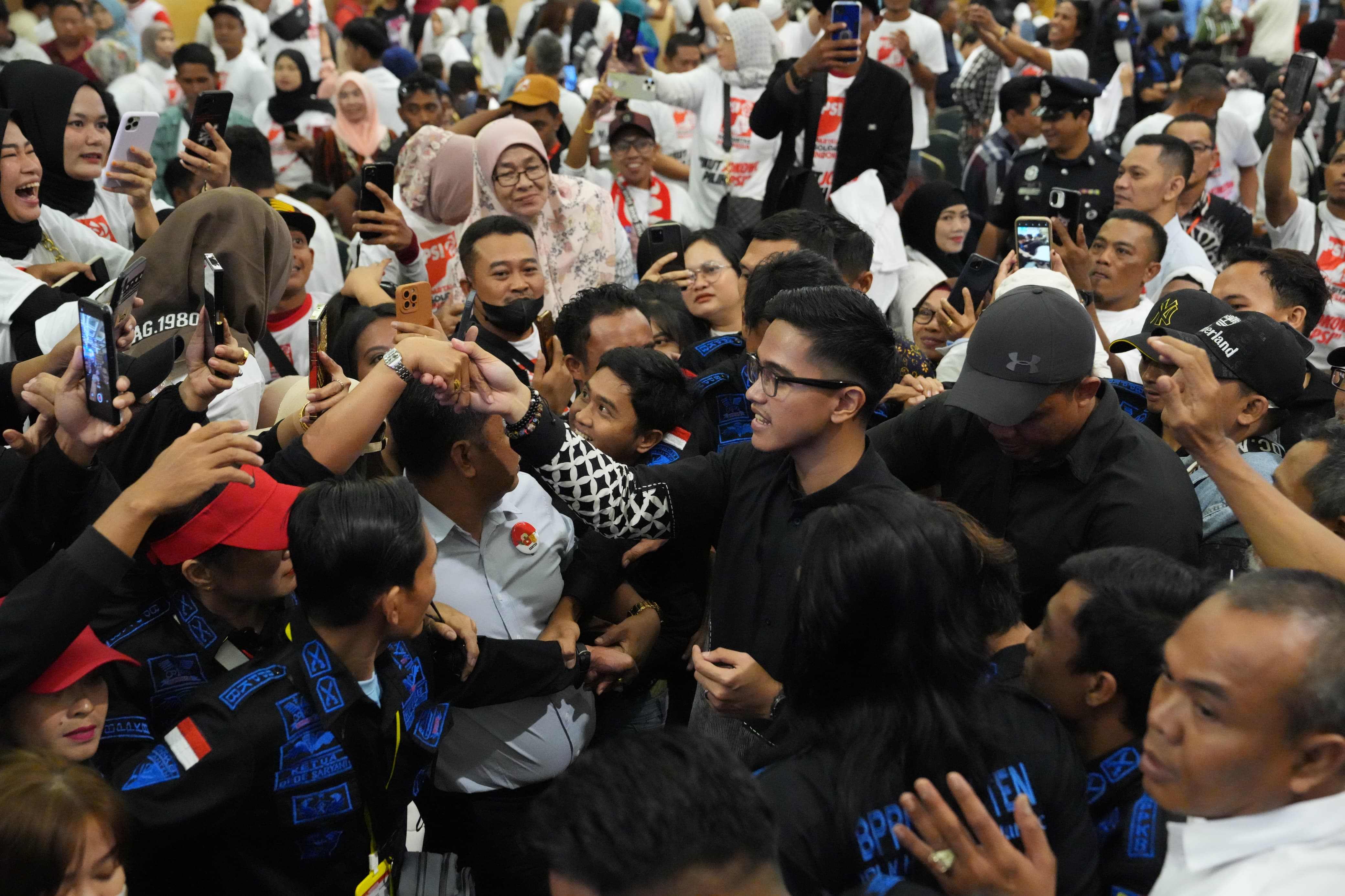 Kaeang Pangarep bertemu dengan pekerja migran Indonesia di Malaysia