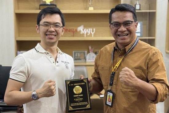 Founder dan CEO Triv.co.id Gabriel Rey (kiri) bersama Kepala Kantor Pelayanan Pajak (KPP) Mulyorejo Surabaya Emri M Singarimbun.