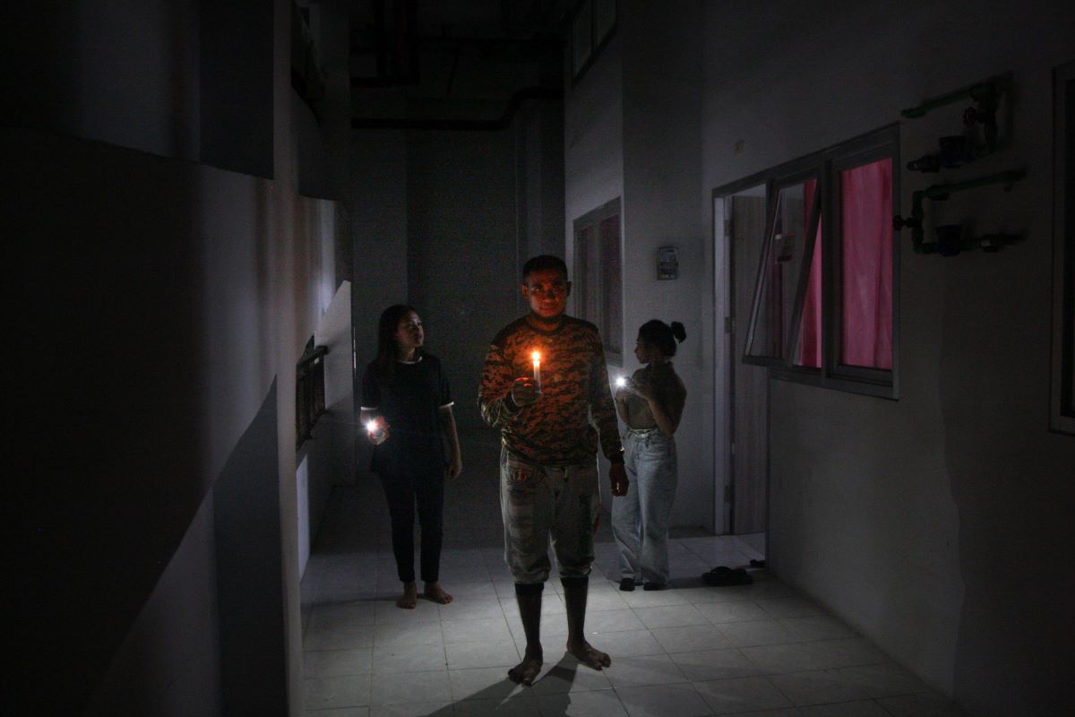 Warga menyalakan lilin saat beraktivitas di dalam hunian Kampung Susun Bayam (KSB) di Papanggo, Tanjung Priok, Jakarta Utara, Jumat (8/12).