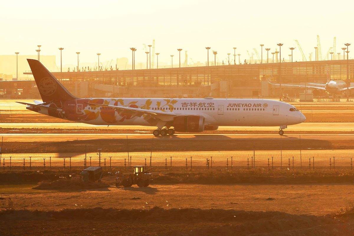 Pesawat Juneyao Airlines Boeing 787 Dreamliner mendarat di Bandara Internasional Pudong Shanghai pada 22 Desember 2023.