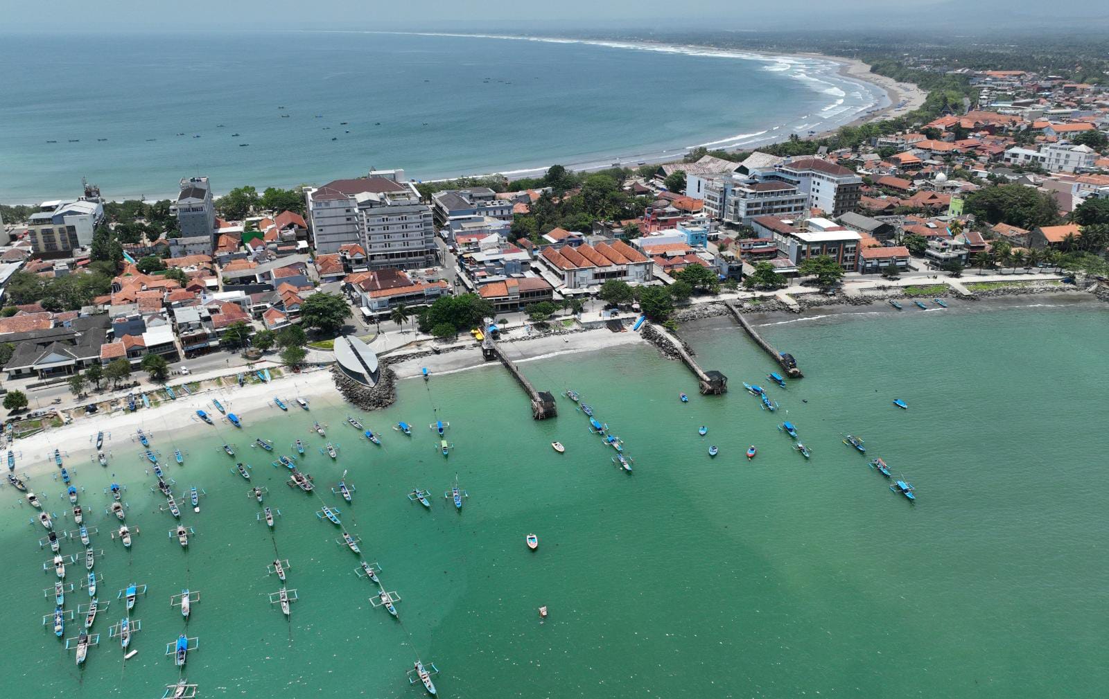 Kegatan usaha maupun nonusaha yang memanfaatkan ruang laut