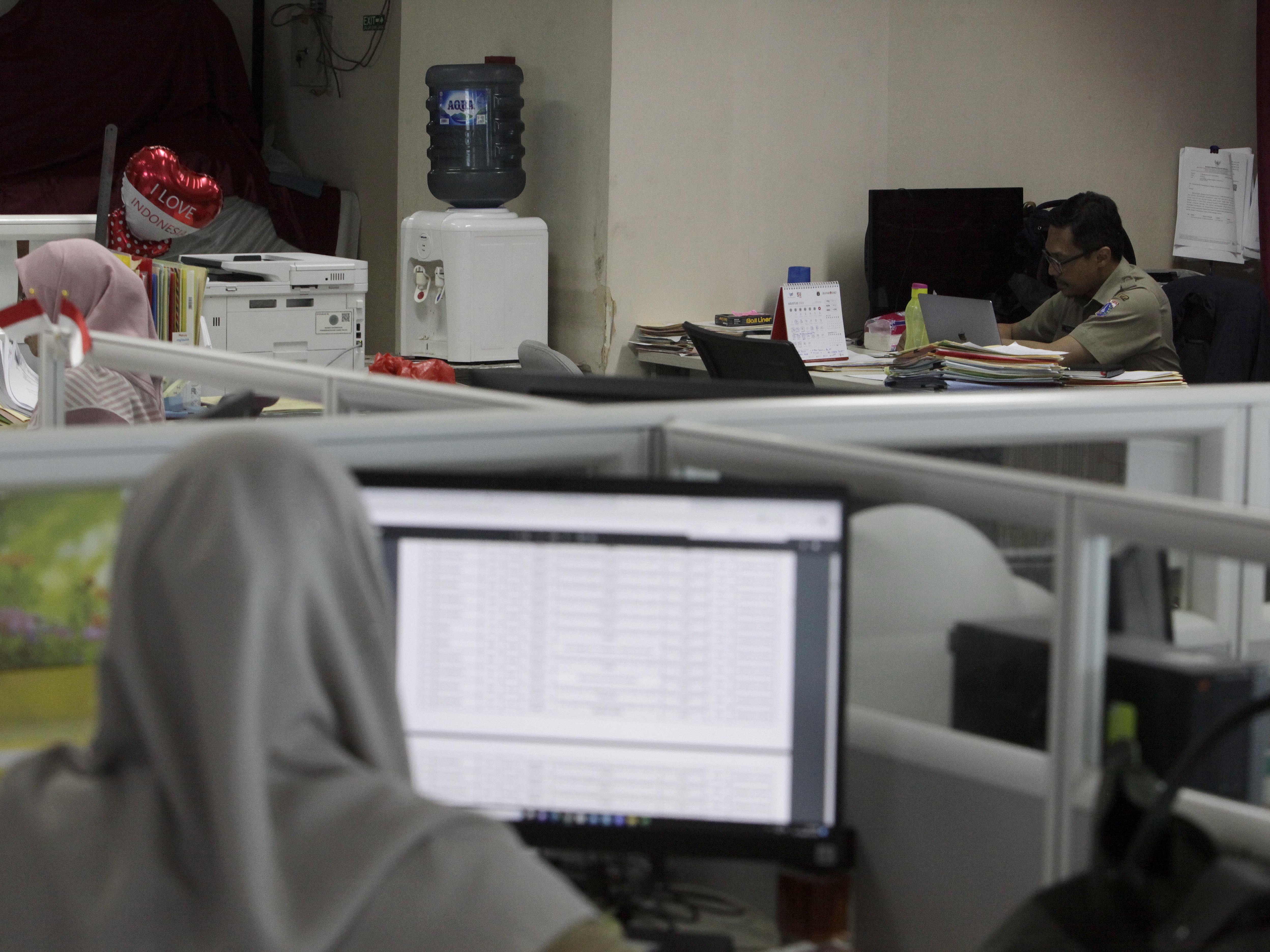 Karyawan Badan Kepegawaian Daerah (PNS-BKD) Pemprov DKI beraktivitas pada hari pertama masuk kerja, pertengahan Agustus lalu.