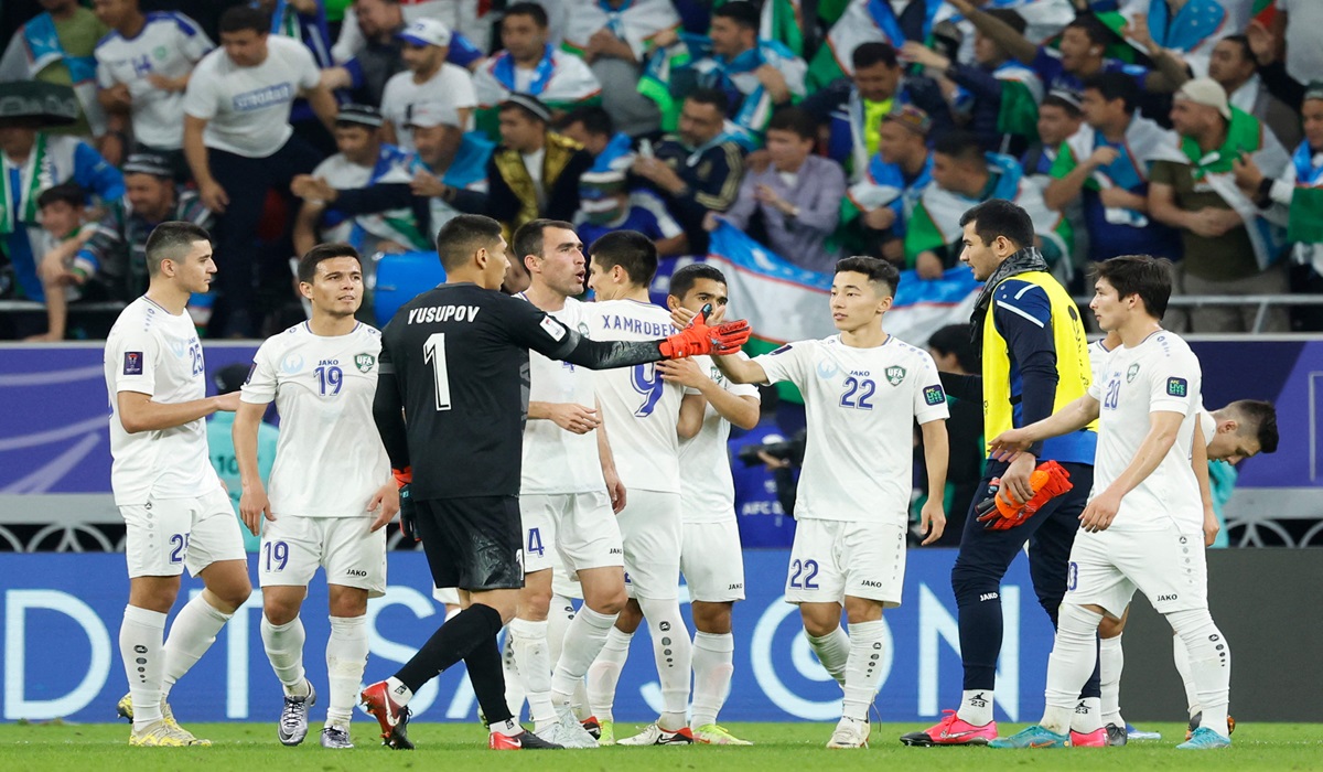 Para pemain Uzbekistan melakukan selebrasi usai mengalahkan India di laga Piala Asia.