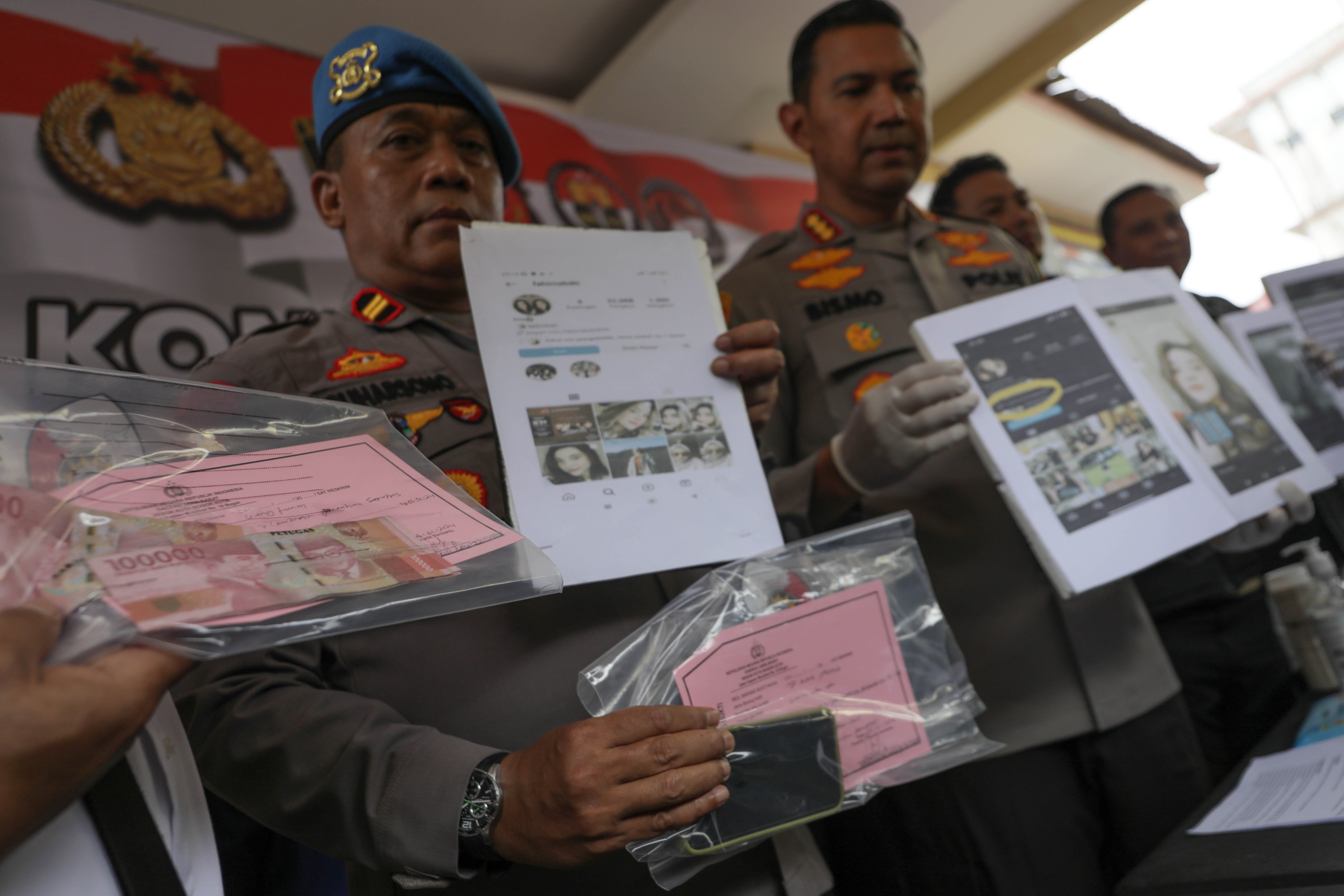 UU ITE: Dua selebgram di Kota Bogor ditangkap polisi karena mempromosikan situs judi daring di media sosial dengan imbalan jutaan rupiah.