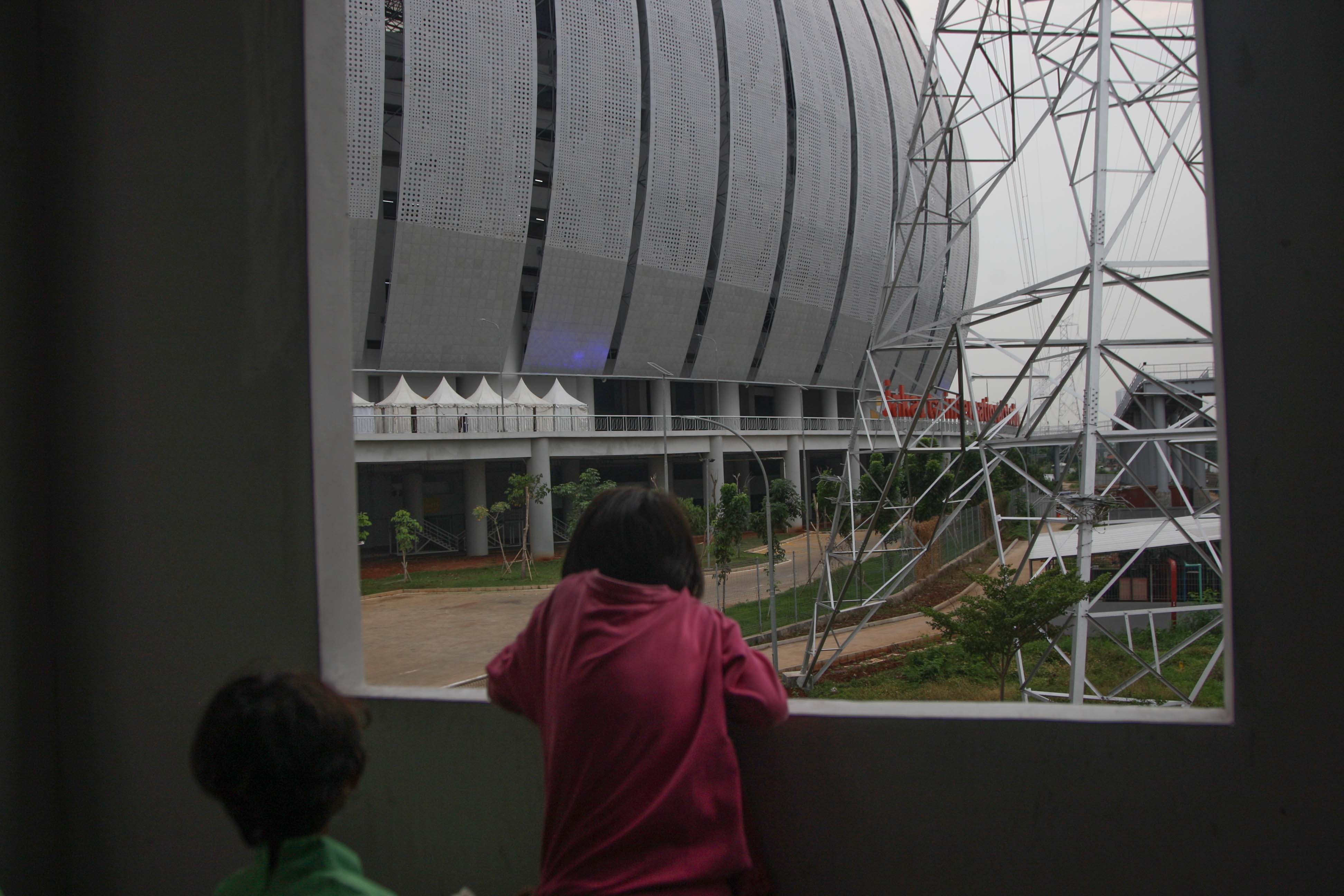 Anak-anak bermain di dekat koridor hunian Kampung Susun Bayam (KSB) 