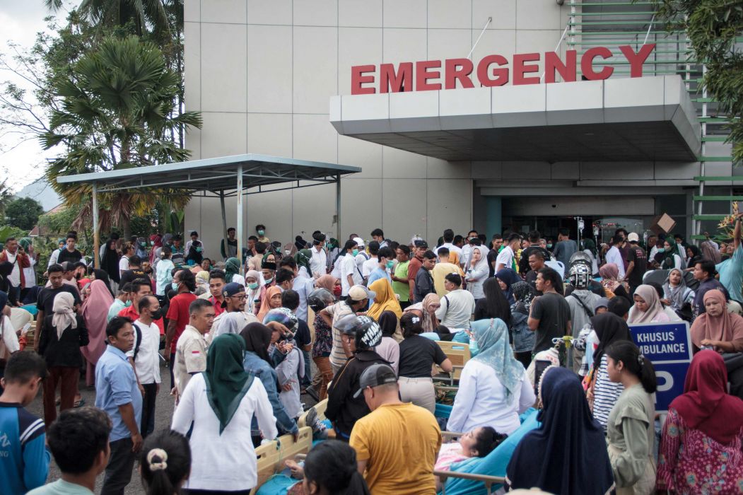 Masyarakat dan pasien berkumpul di luar seusai ledakan di RS Semen Padang di Padang, Sumbar, Selasa 30 Januari 2024.(AFP/Noli Kampai)