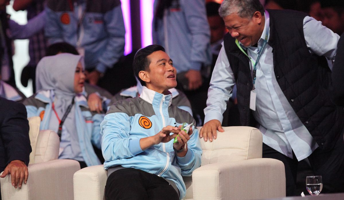 Calon Wakil Presiden nomor urut 02 Gibran Rakabuming Raka (kiri).