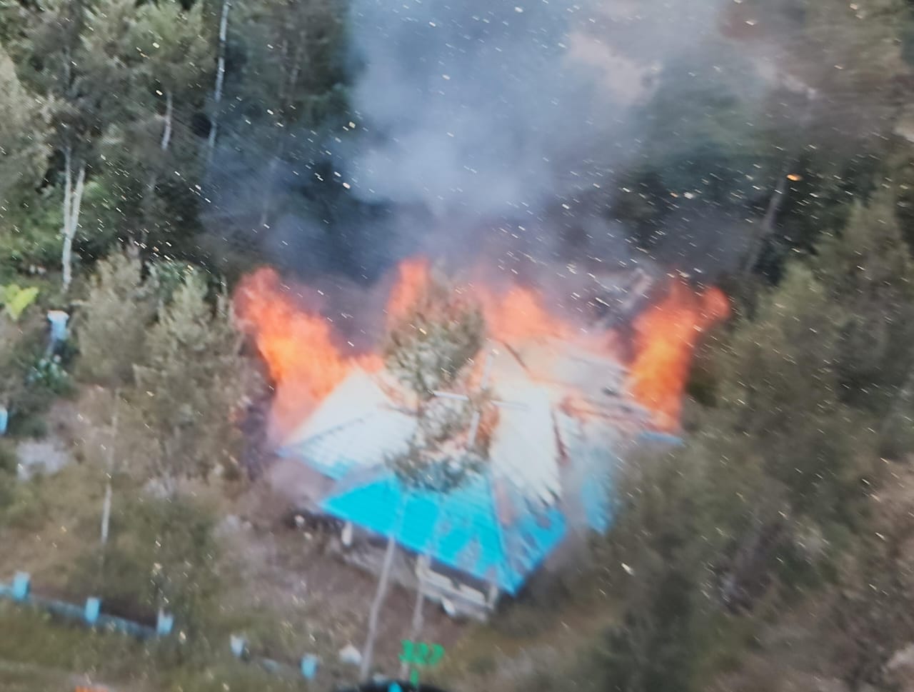 KKB kembali berulah, kali ini mereka membakar empat rumah warga dari bantuan dinas sosial di Intan Jaya, Papua.