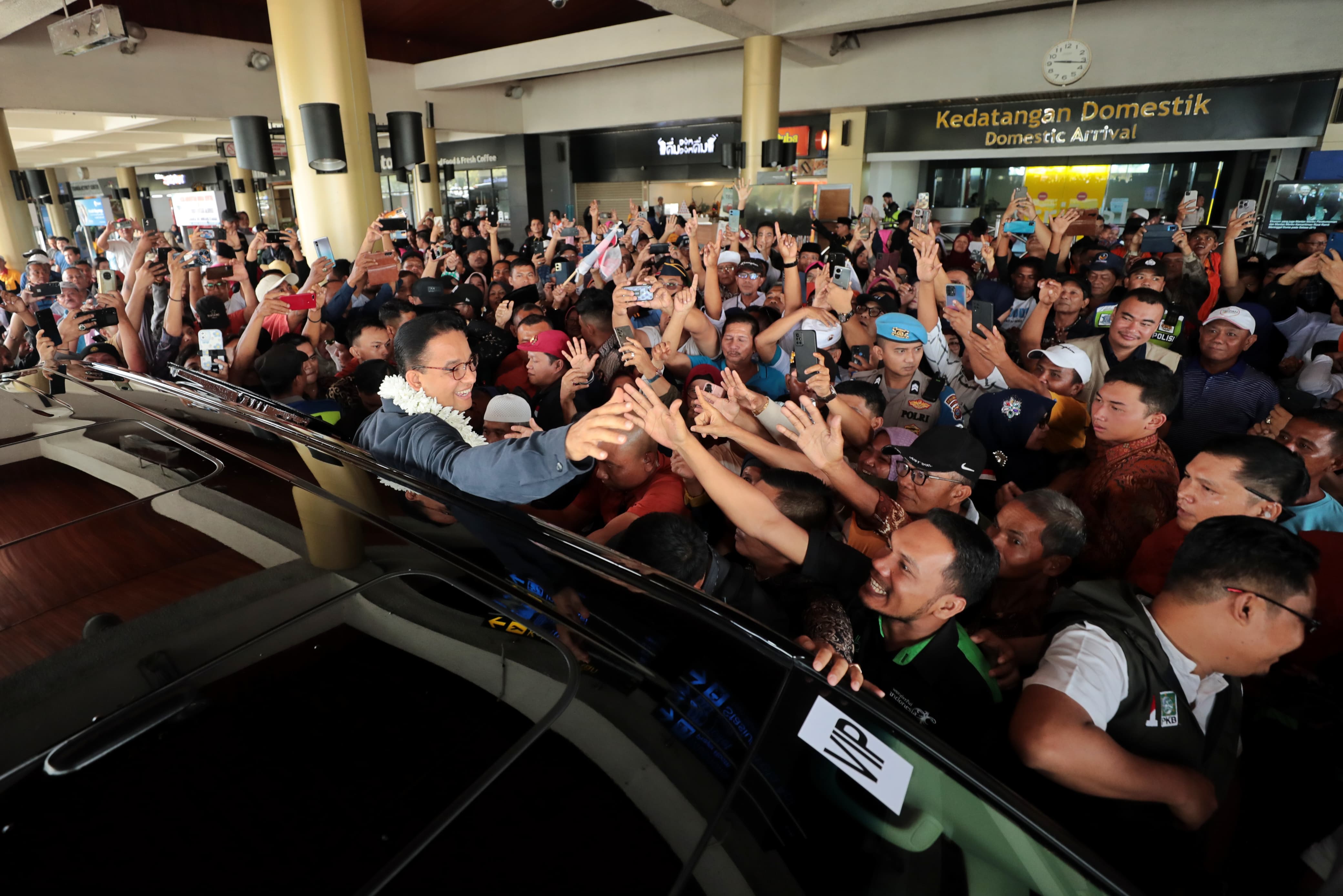 Anies Baswedan disambut warga saat tiba di Bandara Internasional Minangkabau, Padang Pariaman, Sumatra Barat, Rabu (3/1).
