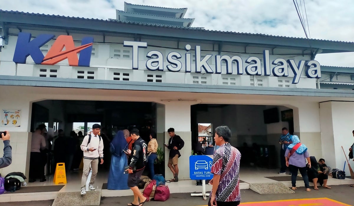 Calon penumpang kereta jarak jauh antre mengembalikan tiket di Stasiun Tasikmalaya pascakecelakaan KA Turangga dan Commuter LIne Bandung.
